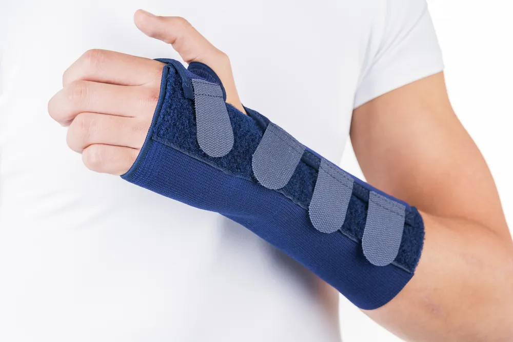 Muñequera metacarpiana con ferula palmar y cierre regulable